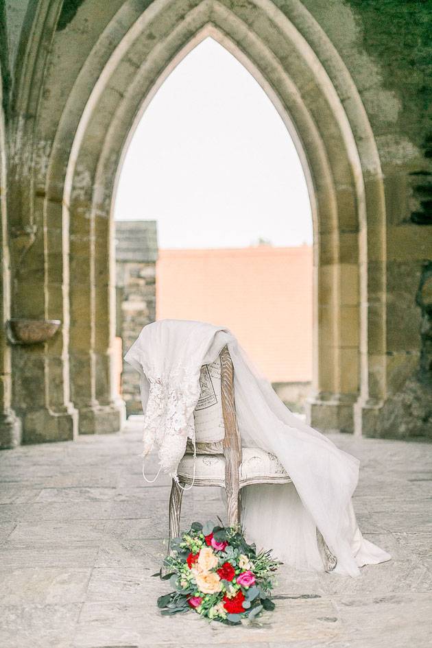 Stuhl mit Brautkleid und Brautstrauß vor Frauentorkirche in Krems