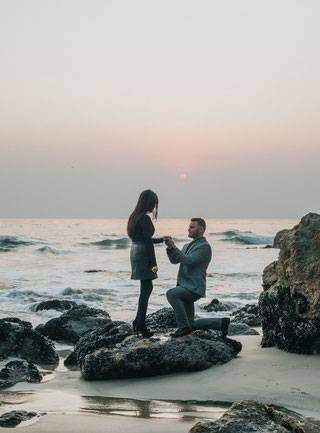 Heiratsantrag am Strand vor Meer