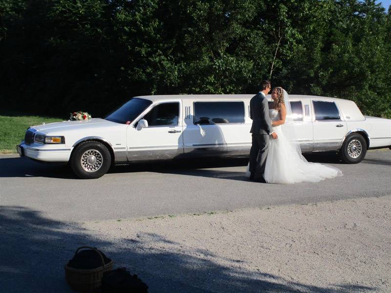 Brautpaar vor Lincoln Super Stretch Limousine XXXL