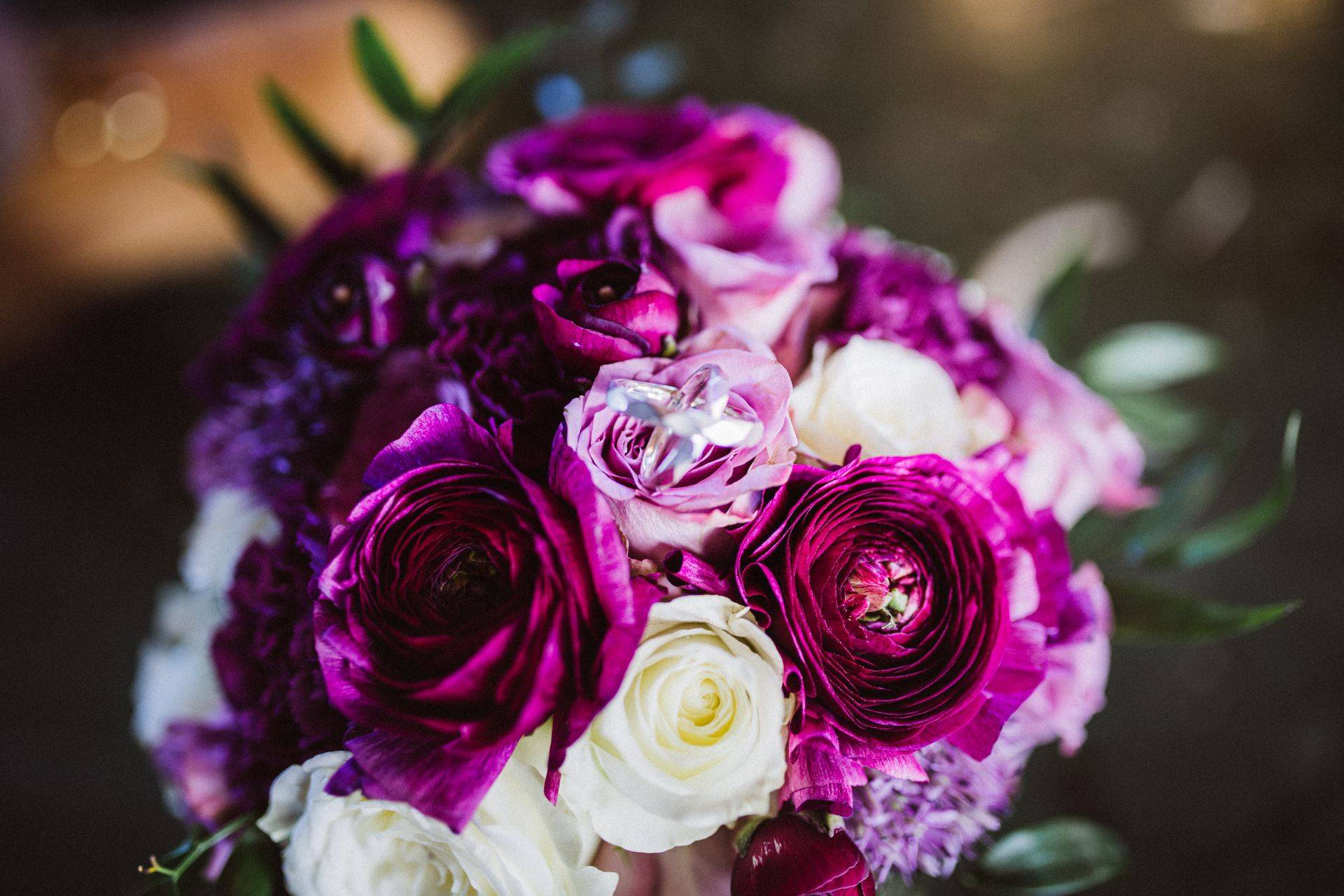 Portraitfoto eines violetten Brautstraußes