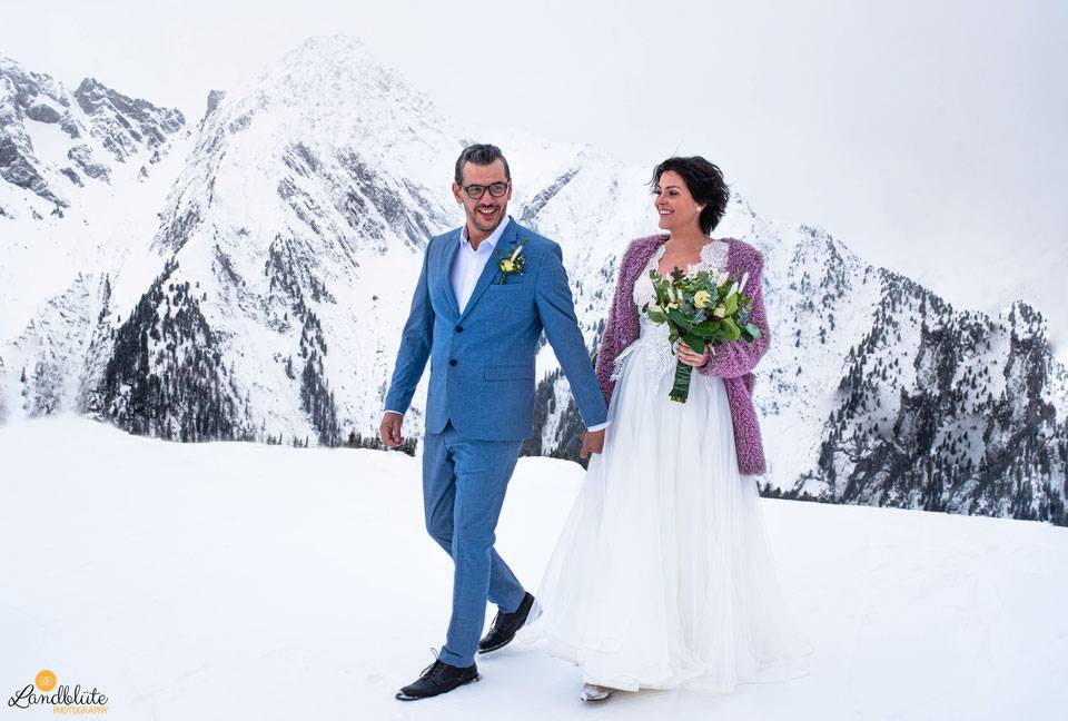 Winterfotoshooting mit Brautpaar in den verschneiten Bergen