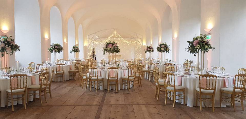 Hochzeitssaal auf Schloss Walpersdorf mit festlicher Dekoration