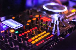 DJ Mischpult mit vielen färbigen Schaltern