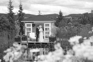 Schwarzweißfoto eines Brautpaares in den Erlebnisgärten Kittenberger
