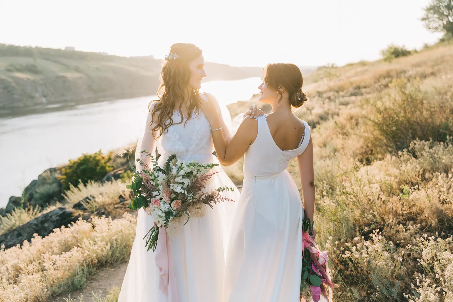 Lesbisches Hochzeitspaar in weißen Kleidern vollzieht die gleichgeschlechtliche ehe