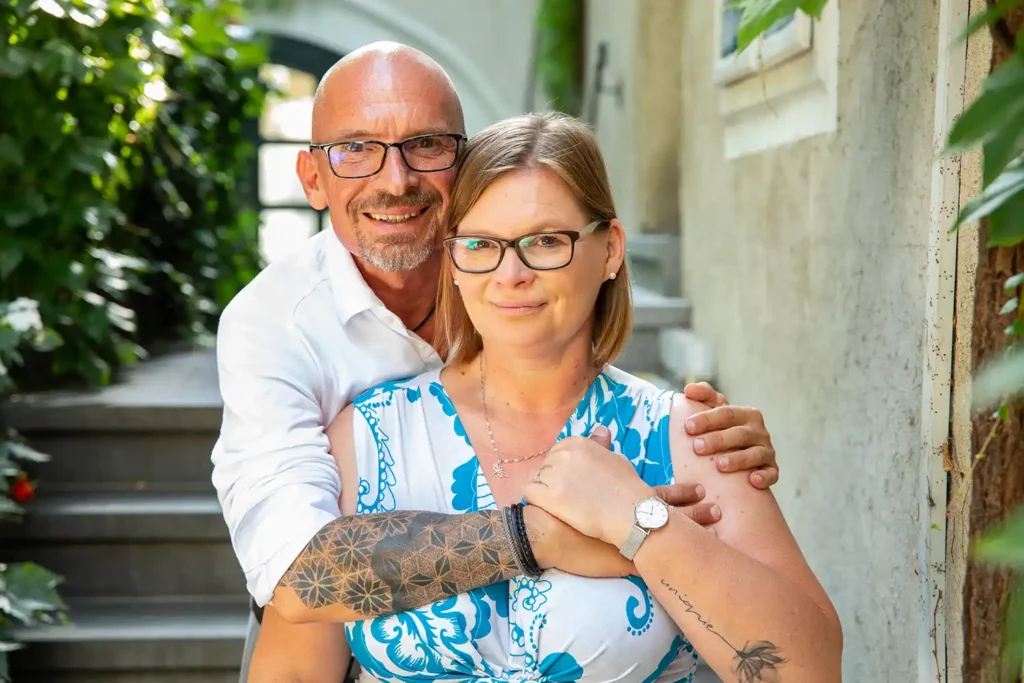 Wedding Planner Harald Winkler umarmt seine Partnerin Karin Pflügl