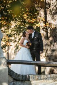 Braut küsst Bräutigam in einem Weingarten