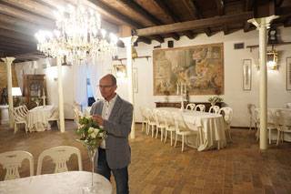 Hochzeitsplaner Harald Winkler dekoriert den Festsaal der Villa Luppis