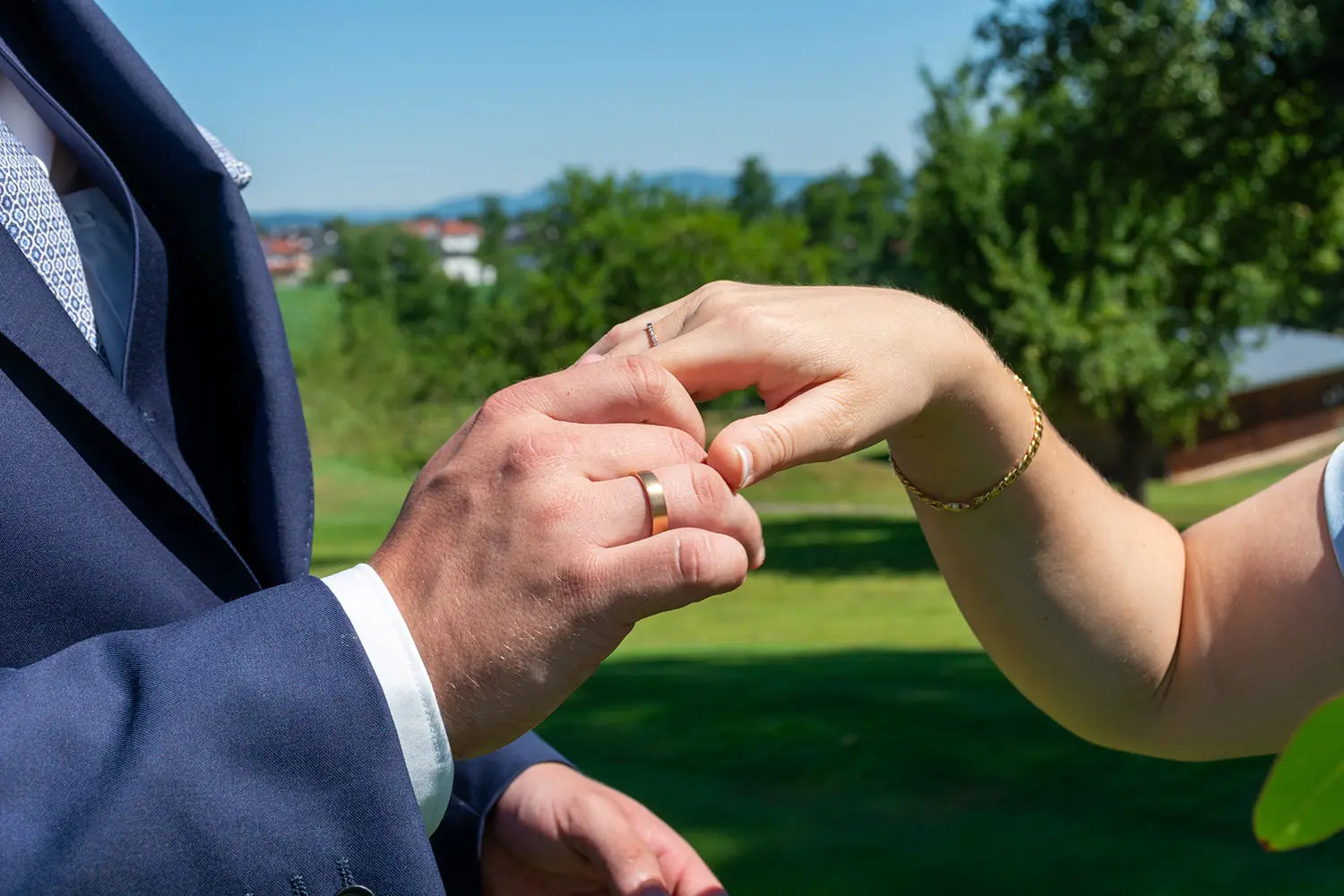 Brautpaar reicht sich die Hand - heiraten am Golfplatz in Ferschnitz