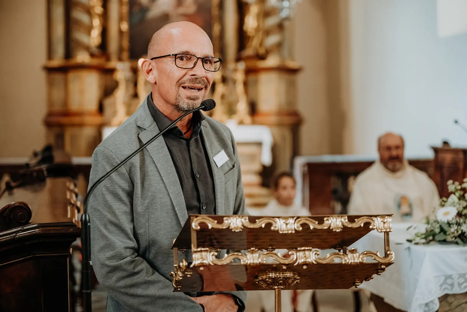 Kirchliche Trauung: Wedding Planner Harald Winkler spricht am Altar
