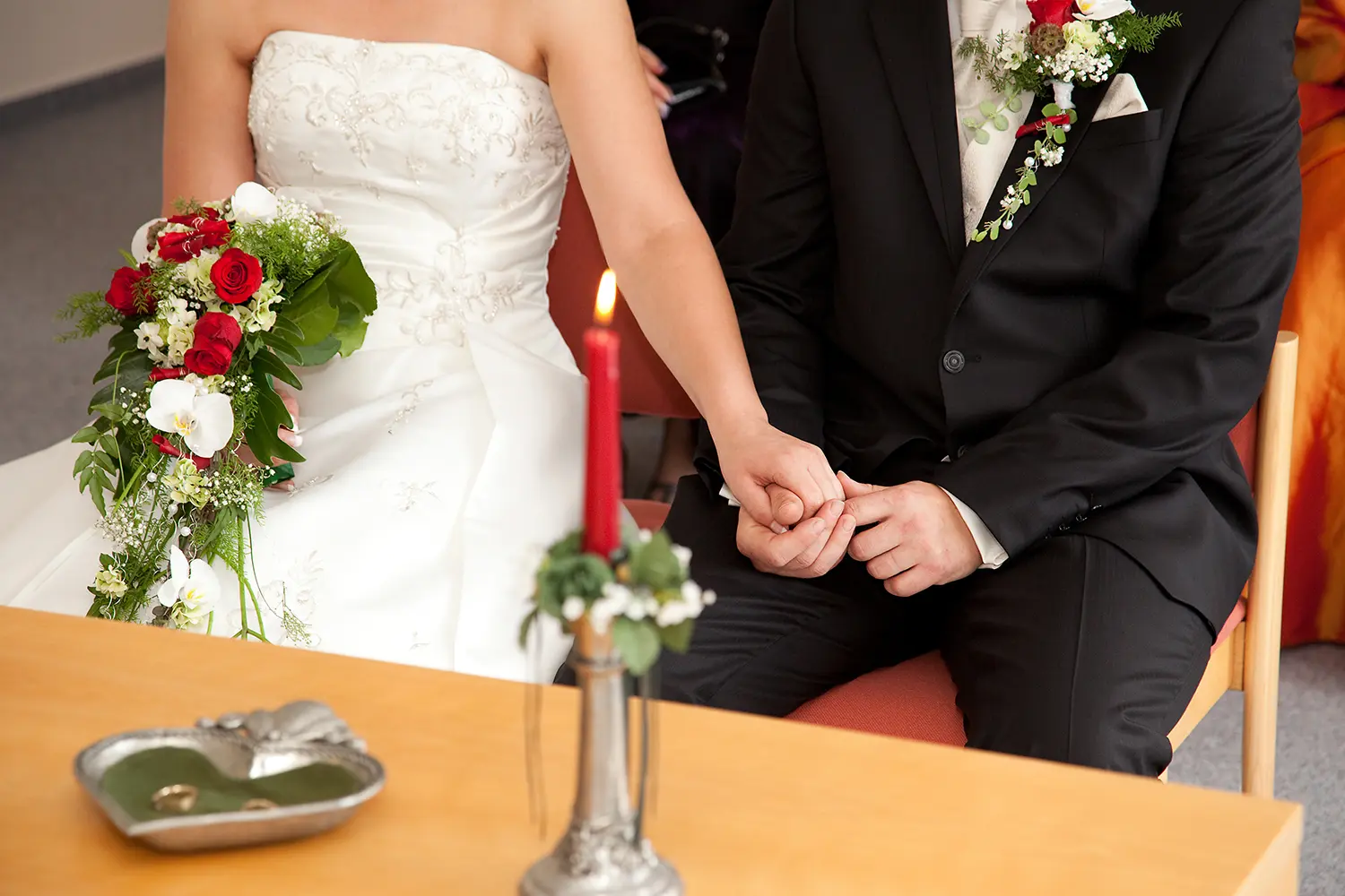 Standesamtliche Trauung: Ein Brautpaar reicht sich die Hände