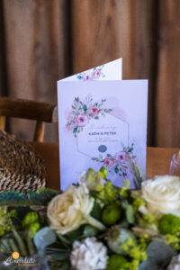 Einladungskarte für Hochzeit im klassischen Stil mit Blumen
