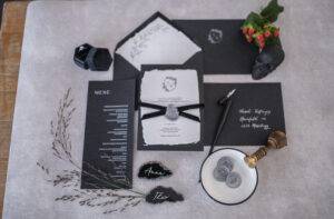 Schwarze Hochzeitspapeterie mit silbernen Wachssiegeln und handkalligrafierten Achatsteinen