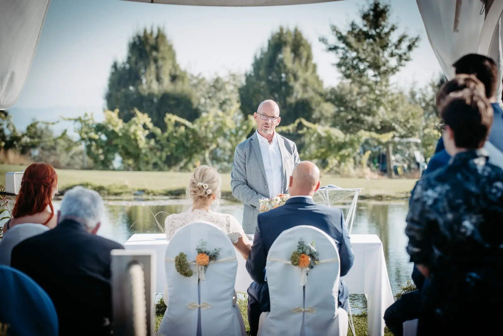 Harald Winkler als freier Redner mit Brautpaar bei einer freien Trauung vor einem See