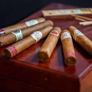 Zigarren auf Zigarrenkiste auf der Ginbar