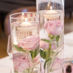Schwimmkerzen in Wasserglas mit rosa Rose